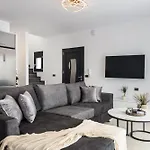 Sunwhite - Private Pool & Cozy Atmosphere, By Zantewize