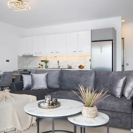 Sunwhite - Private Pool & Cozy Atmosphere, By Zantewize *