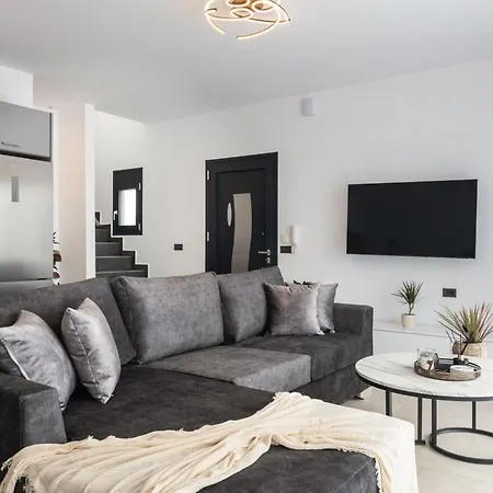 Sunwhite - Private Pool & Cozy Atmosphere, By Zantewize