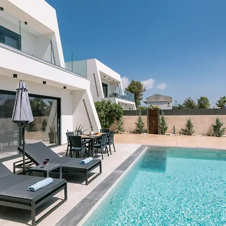 Sunwhite - Private Pool & Cozy Atmosphere, By Zantewize *