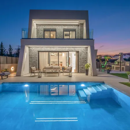 Sunwhite - Private Pool & Cozy Atmosphere, By Zantewize *