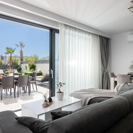 Sunwhite - Private Pool & Cozy Atmosphere, By Zantewize *