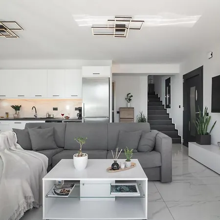 Sunwhite - Private Pool & Cozy Atmosphere, By Zantewize *